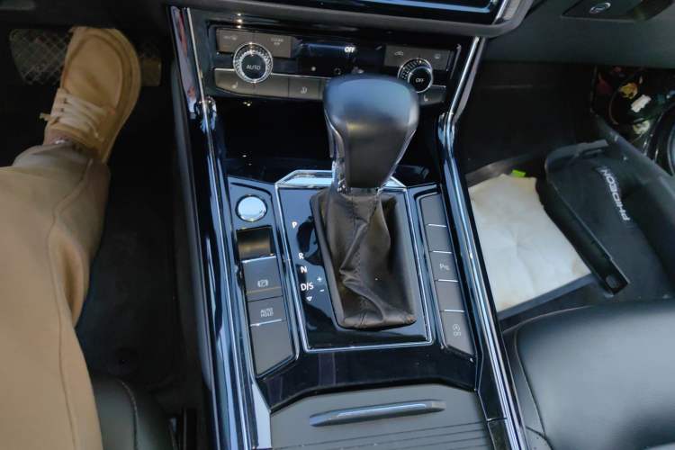 Used Volkswagen Phideon 2018 Revised Version 380TSI Two-Wheel Drive Business Edition Gear Lever