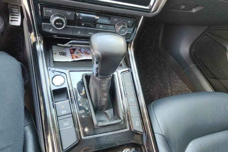 Used Volkswagen Phideon 2018 Revised Version 380TSI Two-Wheel Drive Business Edition Gear Lever