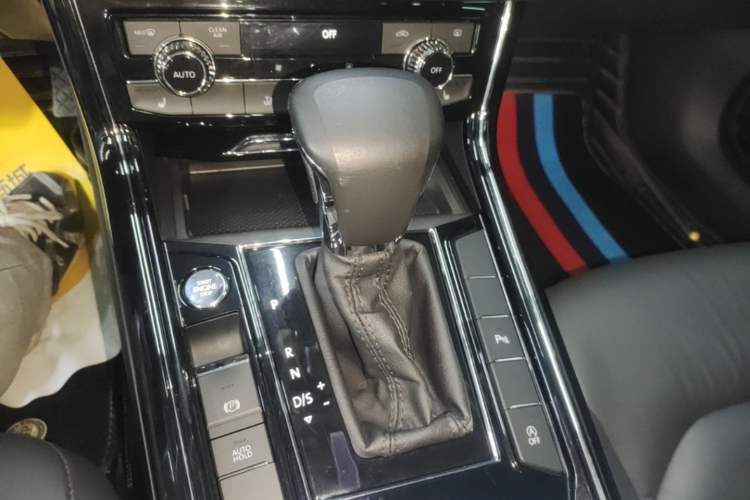 Used Volkswagen Phideon 2018 Revised Version 380TSI Two-Wheel Drive Business Edition Gear Lever
