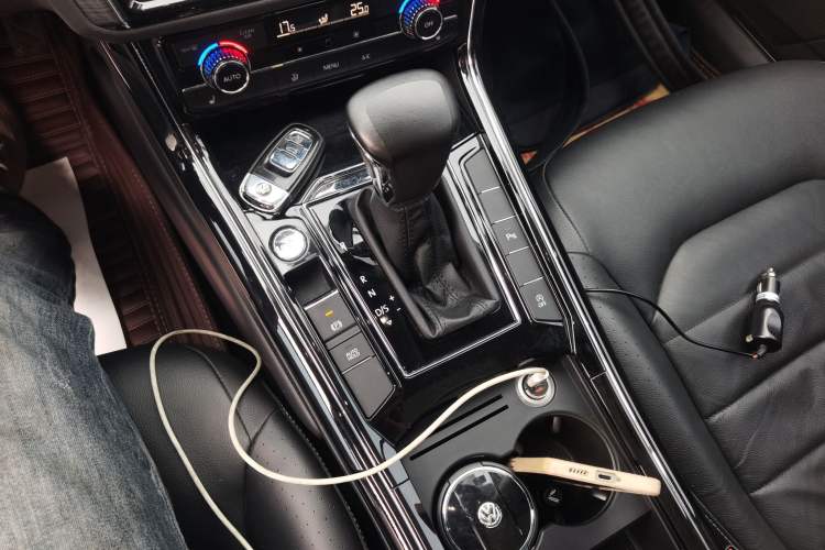 Used Volkswagen Phideon 2018 Revised Version 380TSI Two-Wheel Drive Business Edition Gear Lever