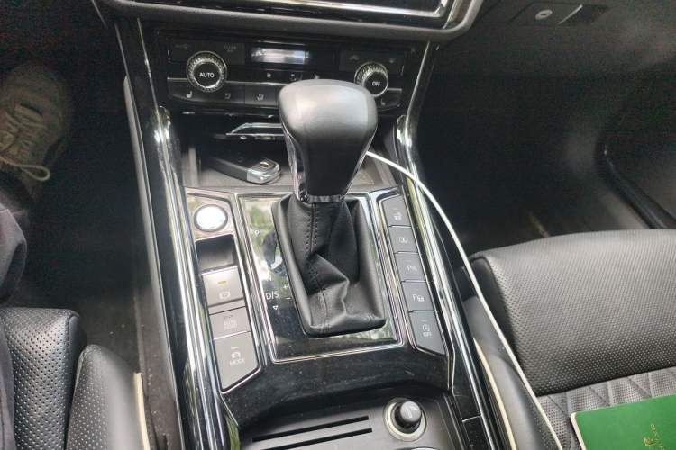 Used Volkswagen Phideon 2018 Revised Version 380TSI Two-Wheel-Drive Flagship Edition Gear Lever