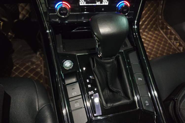 Used Volkswagen Phideon 2018 Revised Version 380TSI Two-Wheel Drive Business Edition Gear Lever