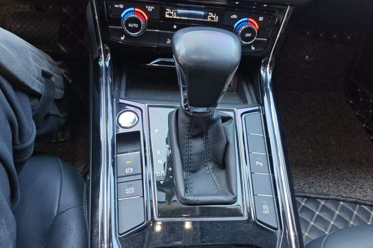 Used Volkswagen Phideon 2018 Revised Version 380TSI Two-Wheel Drive Business Edition Gear Lever
