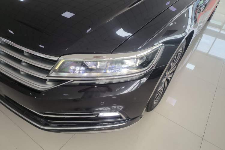 Used Volkswagen Phideon 2018 Revised Version 380TSI Two-Wheel Drive Business Edition Left Front Headlight