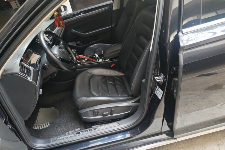 Used Volkswagen Phideon 2018 Revised Version 380TSI Two-Wheel Drive Business Edition Left Front Seat