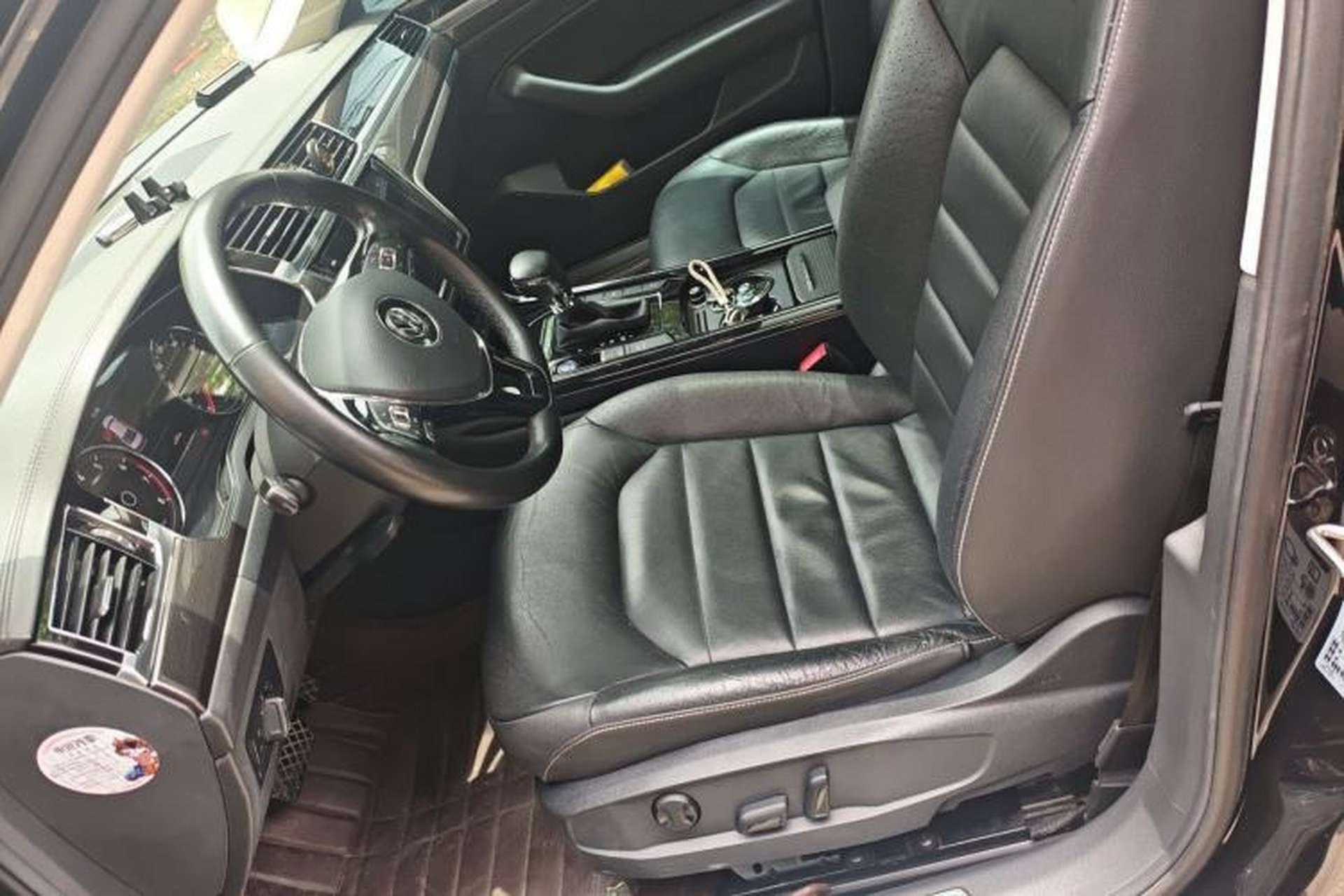 Used Volkswagen Phideon 2018 Revised Version 380TSI Two-Wheel Drive Business Edition Left Front Seat