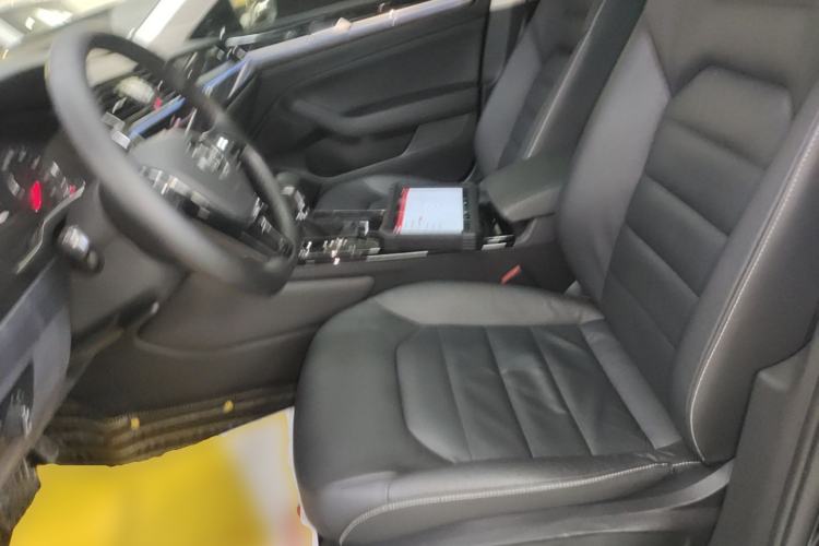 Used Volkswagen Phideon 2018 Revised Version 380TSI Two-Wheel Drive Business Edition Left Front Seat