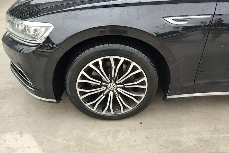 Used Volkswagen Phideon 2018 Revised Version 380TSI Two-Wheel Drive Business Edition Left Front Wheel Hub