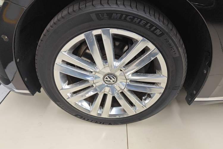 Used Volkswagen Phideon 2018 Revised Version 380TSI Two-Wheel-Drive Flagship Edition Left Front Wheel Hub