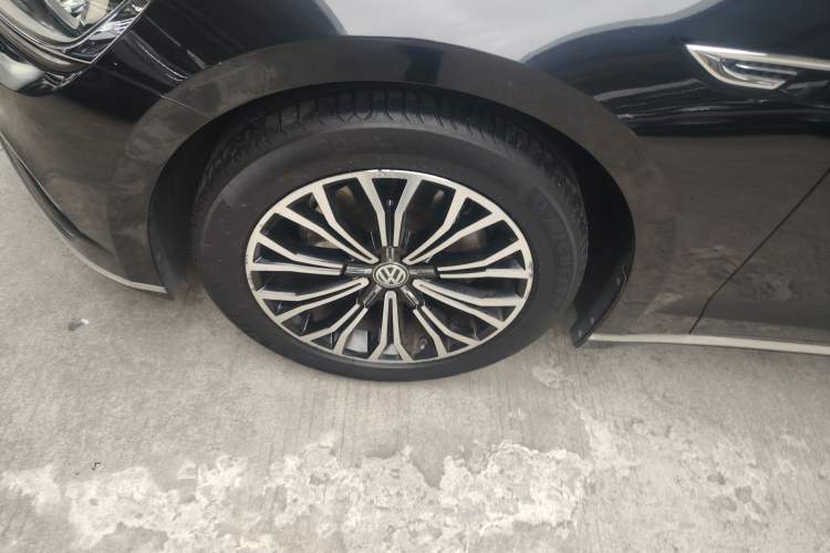 Used Volkswagen Phideon 2018 Revised Version 380TSI Two-Wheel Drive Business Edition Left Front Wheel Hub