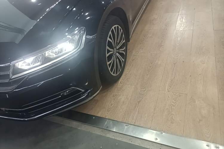 Used Volkswagen Phideon 2018 Revised Version 380TSI Two-Wheel Drive Business Edition Left Front Wheel Hub
