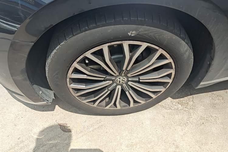 Used Volkswagen Phideon 2018 Revised Version 380TSI Two-Wheel Drive Business Edition Left Front Wheel Hub