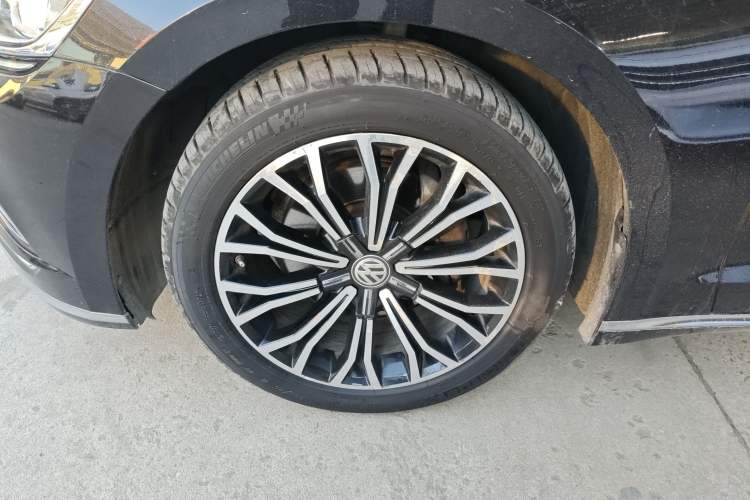 Used Volkswagen Phideon 2018 Revised Version 380TSI Two-Wheel Drive Business Edition Left Front Wheel Hub