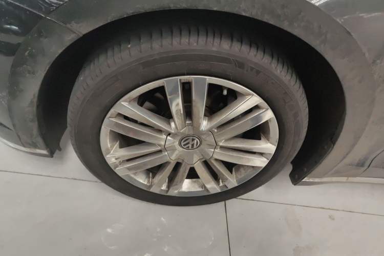 Used Volkswagen Phideon 2018 Revised Version 380TSI Two-Wheel-Drive Flagship Edition Left Front Wheel Hub