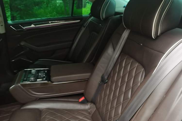 Used Volkswagen Phideon 2018 Revised Version 380TSI Two-Wheel-Drive Flagship Edition Left Rear Seat