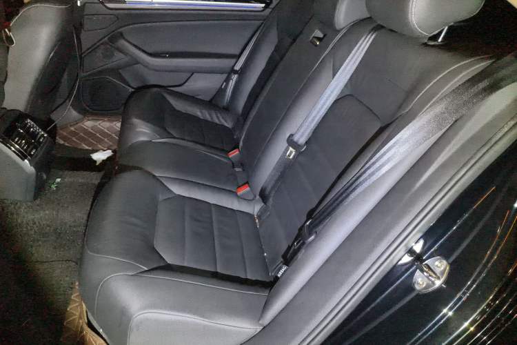 Used Volkswagen Phideon 2018 Revised Version 380TSI Two-Wheel Drive Business Edition Left Rear Seat
