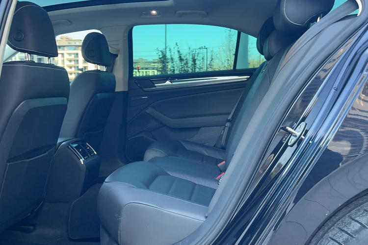 Used Volkswagen Phideon 2018 Revised Version 380TSI Two-Wheel Drive Business Edition Left Rear Seat
