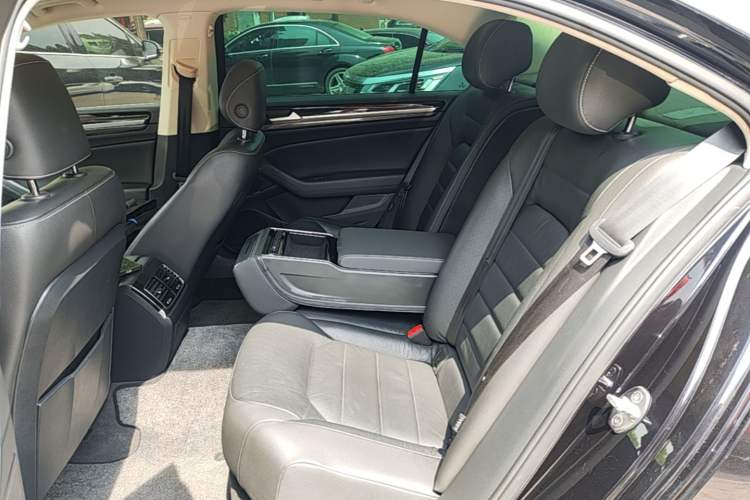 Used Volkswagen Phideon 2018 Revised Version 380TSI Two-Wheel Drive Business Edition Left Rear Seat