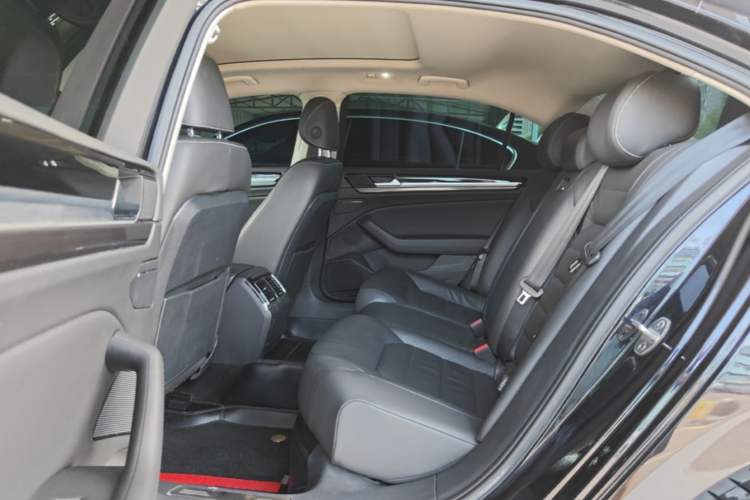 Used Volkswagen Phideon 2018 Revised Version 380TSI Two-Wheel Drive Business Edition Left Rear Seat
