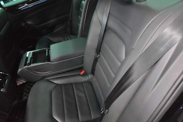 Used Volkswagen Phideon 2018 Revised Version 380TSI Two-Wheel Drive Business Edition Left Rear Seat