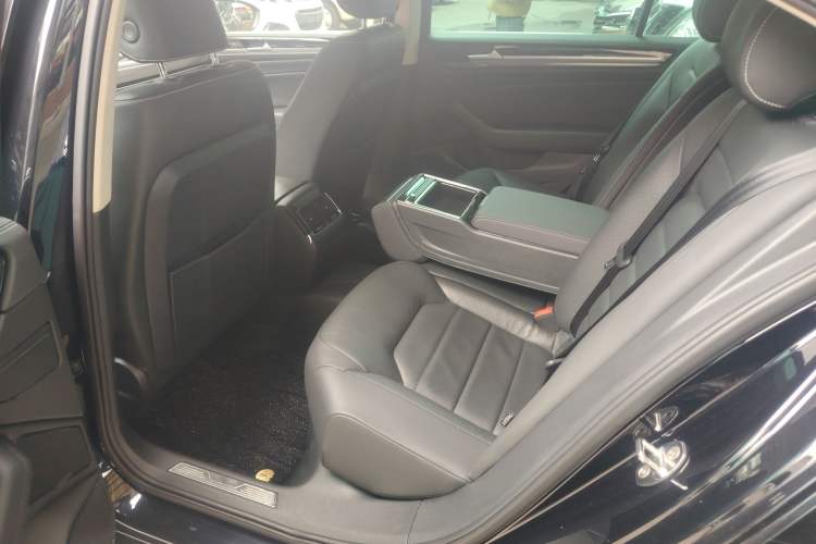Used Volkswagen Phideon 2018 Revised Version 380TSI Two-Wheel Drive Business Edition Left Rear Seat