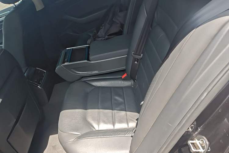 Used Volkswagen Phideon 2018 Revised Version 380TSI Two-Wheel Drive Business Edition Left Rear Seat