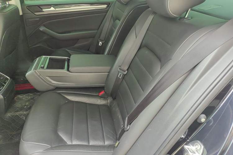 Used Volkswagen Phideon 2018 Revised Version 380TSI Two-Wheel Drive Business Edition Left Rear Seat