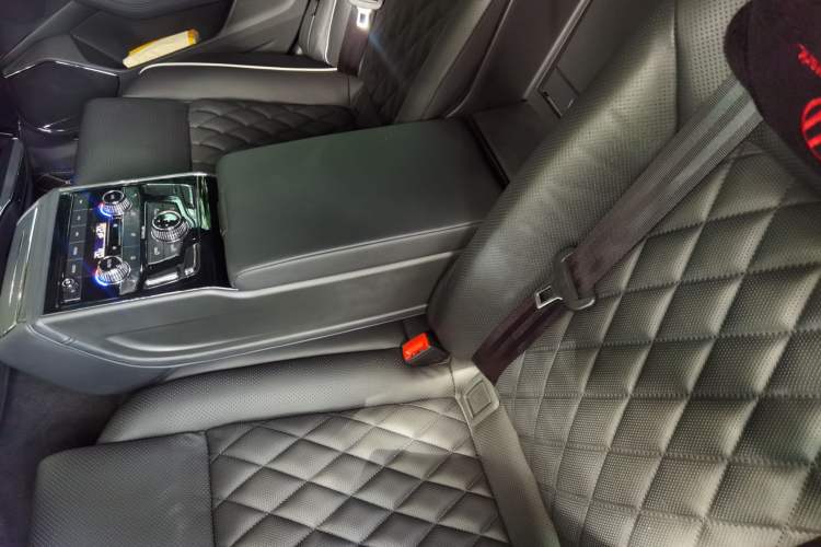 Used Volkswagen Phideon 2018 Revised Version 380TSI Two-Wheel-Drive Flagship Edition Left Rear Seat