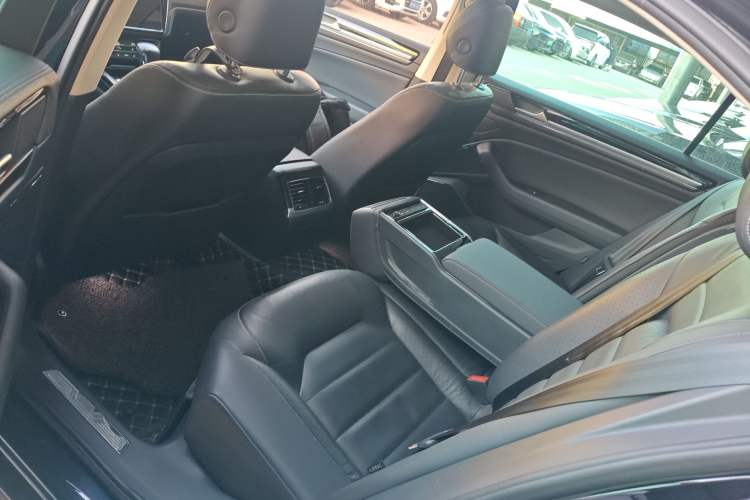 Used Volkswagen Phideon 2018 Revised Version 380TSI Two-Wheel Drive Business Edition Left Rear Seat