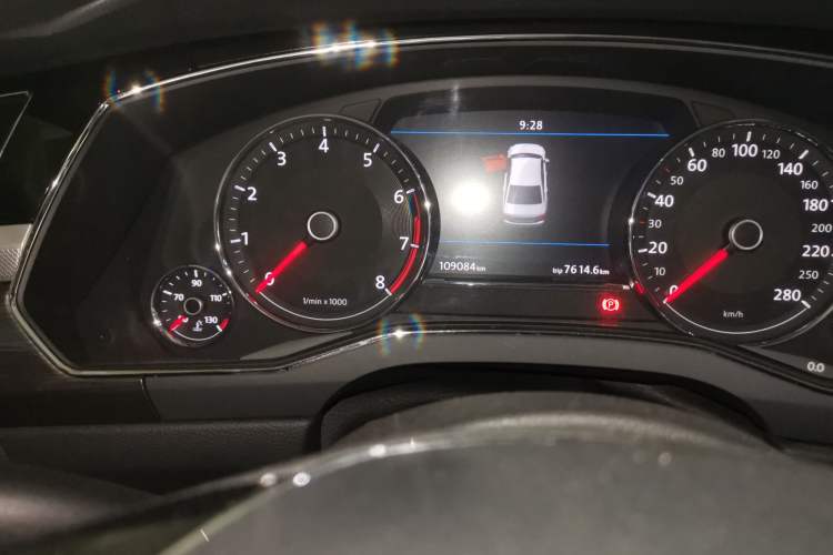 Used Volkswagen Phideon 2018 Revised Version 380TSI Two-Wheel Drive Business Edition Odometer Close Up