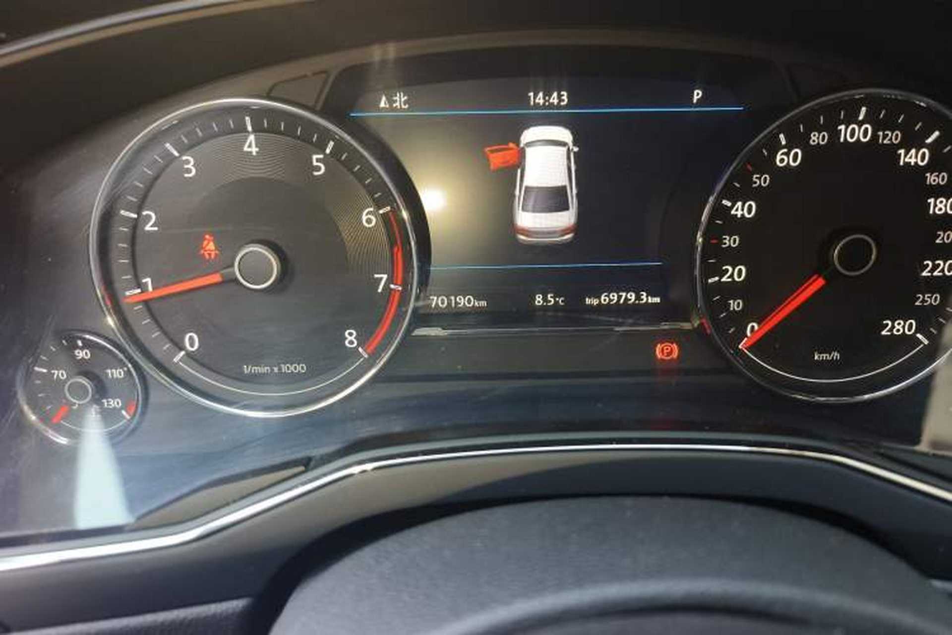 Used Volkswagen Phideon 2018 Revised Version 380TSI Two-Wheel Drive Business Edition Odometer Close Up