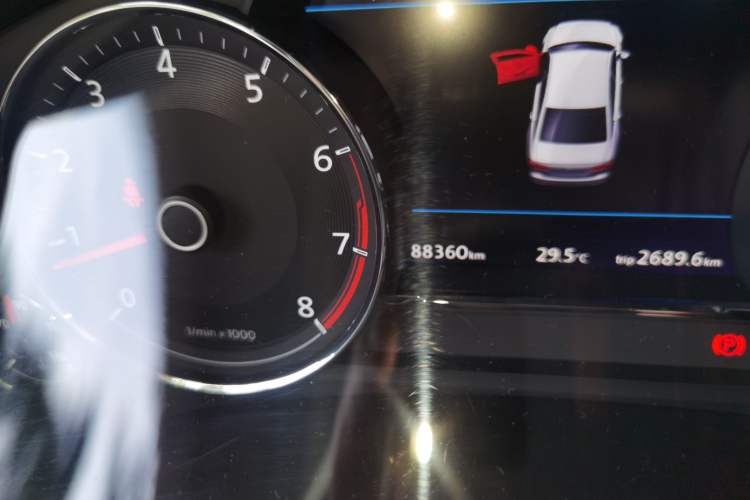 Used Volkswagen Phideon 2018 Revised Version 380TSI Two-Wheel-Drive Flagship Edition Odometer Close Up