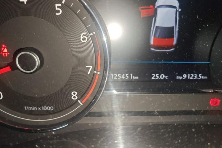 Used Volkswagen Phideon 2018 Revised Version 380TSI Two-Wheel Drive Business Edition Odometer Close Up