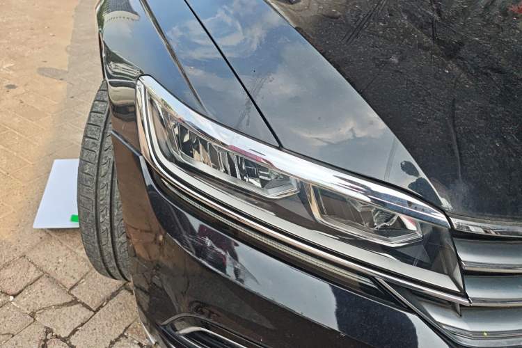 Used Volkswagen Phideon 2018 Revised Version 380TSI Two-Wheel Drive Business Edition Right Front Headlight
