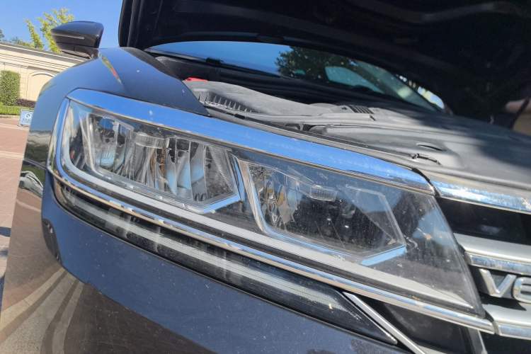 Used Volkswagen Phideon 2018 Revised Version 380TSI Two-Wheel Drive Business Edition Right Front Headlight