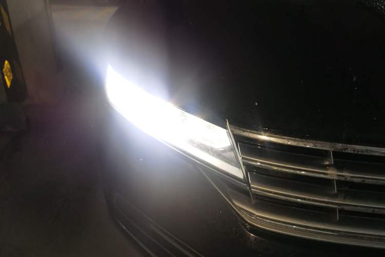 Used Volkswagen Phideon 2018 Revised Version 380TSI Two-Wheel Drive Business Edition Right Front Headlight