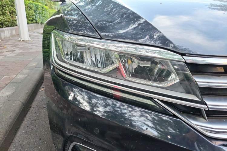 Used Volkswagen Phideon 2018 Revised Version 380TSI Two-Wheel Drive Business Edition Right Front Headlight