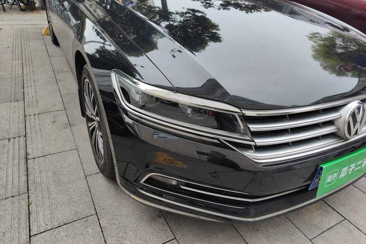 Used Volkswagen Phideon 2018 Revised Version 380TSI Two-Wheel Drive Business Edition Right Front Headlight