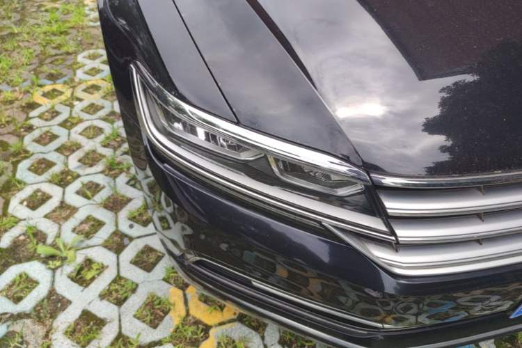 Used Volkswagen Phideon 2018 Revised Version 380TSI Two-Wheel Drive Business Edition Right Front Headlight