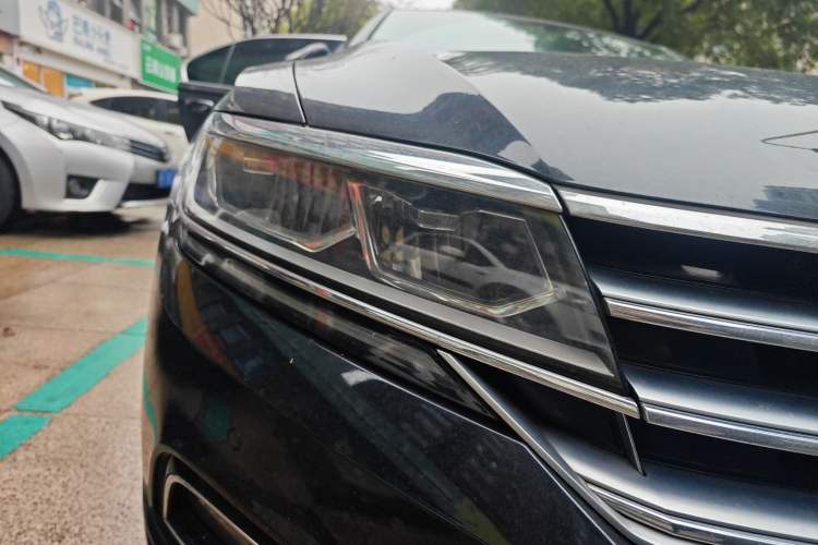 Used Volkswagen Phideon 2018 Revised Version 380TSI Two-Wheel Drive Business Edition Right Front Headlight