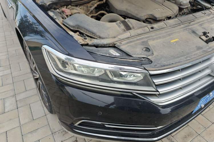 Used Volkswagen Phideon 2018 Revised Version 380TSI Two-Wheel Drive Business Edition Right Front Headlight
