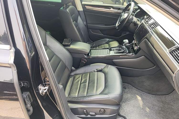 Used Volkswagen Phideon 2018 Revised Version 380TSI Two-Wheel Drive Business Edition Right Front Seat