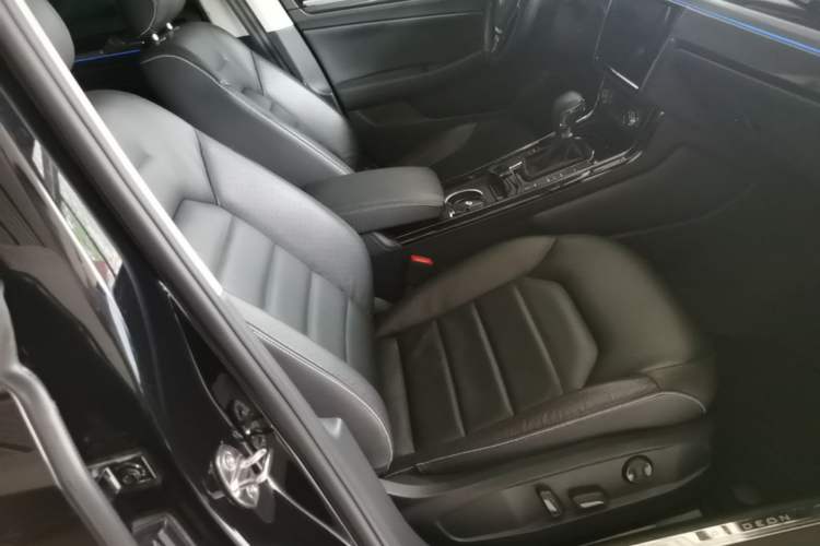Used Volkswagen Phideon 2018 Revised Version 380TSI Two-Wheel Drive Business Edition Right Front Seat