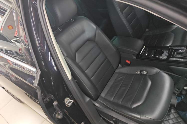 Used Volkswagen Phideon 2018 Revised Version 380TSI Two-Wheel Drive Business Edition Right Front Seat