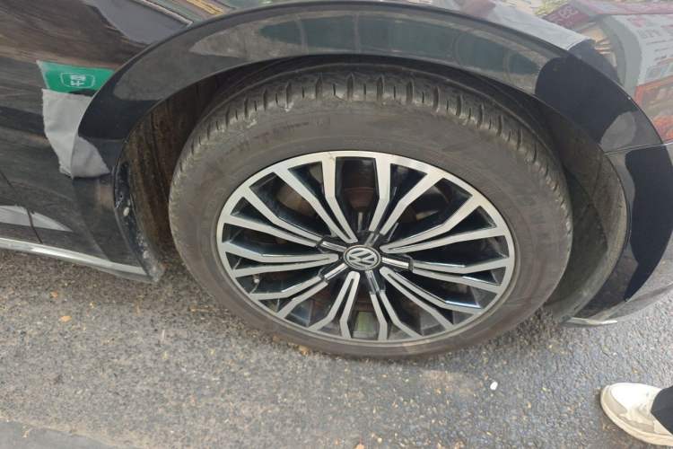 Used Volkswagen Phideon 2018 Revised Version 380TSI Two-Wheel Drive Business Edition Right Front Wheel Hub