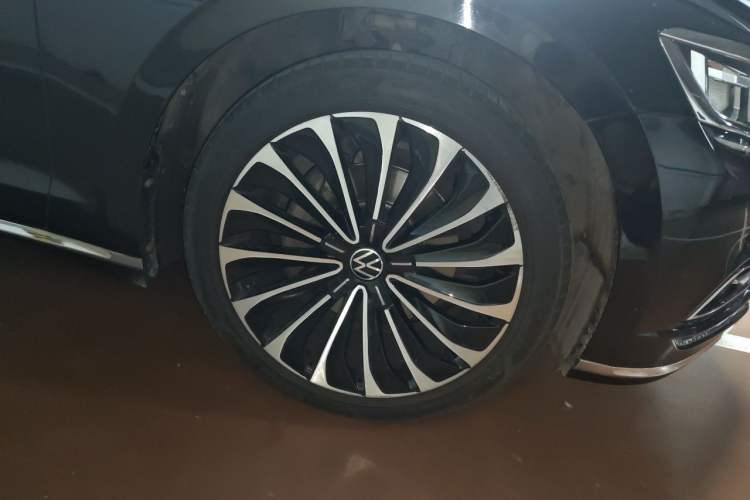 Used Volkswagen Phideon 2018 Revised Version 380TSI Two-Wheel Drive Business Edition Right Front Wheel Hub
