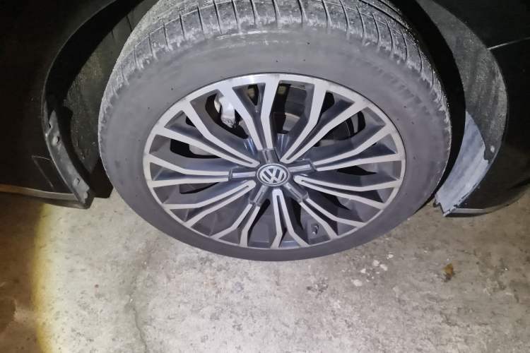 Used Volkswagen Phideon 2018 Revised Version 380TSI Two-Wheel Drive Business Edition Right Front Wheel Hub