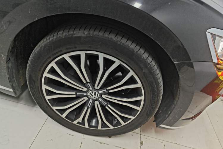 Used Volkswagen Phideon 2018 Revised Version 380TSI Two-Wheel Drive Business Edition Right Front Wheel Hub