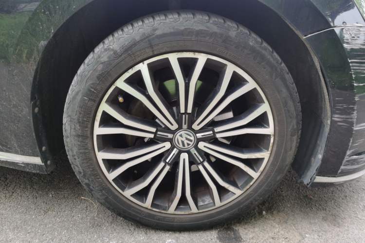Used Volkswagen Phideon 2018 Revised Version 380TSI Two-Wheel Drive Business Edition Right Front Wheel Hub
