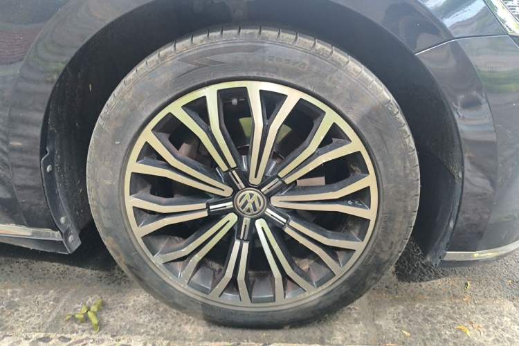 Used Volkswagen Phideon 2018 Revised Version 380TSI Two-Wheel Drive Business Edition Right Front Wheel Hub